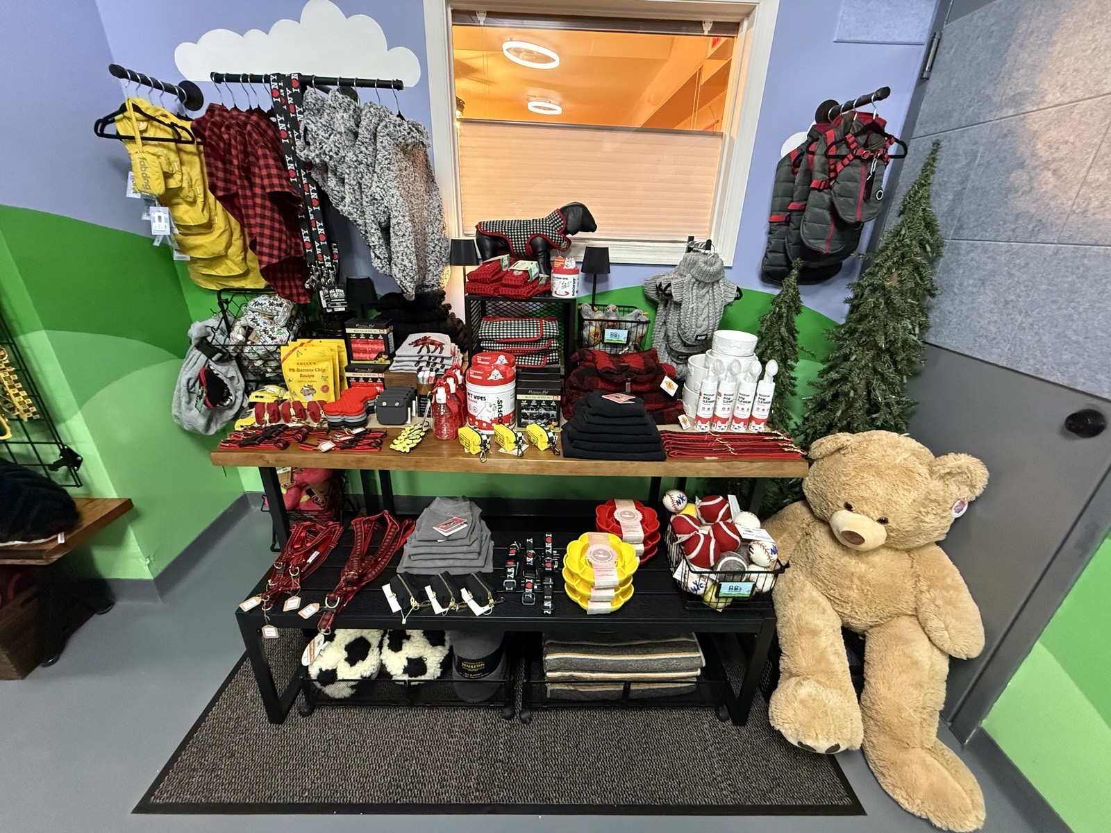 Seasonal apparel and accessories display